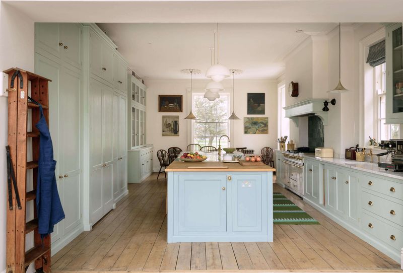 19 Differences Between A French Country Kitchen And An English Country Kitchen, Designers Explain - Decor Hint Layout Preferences