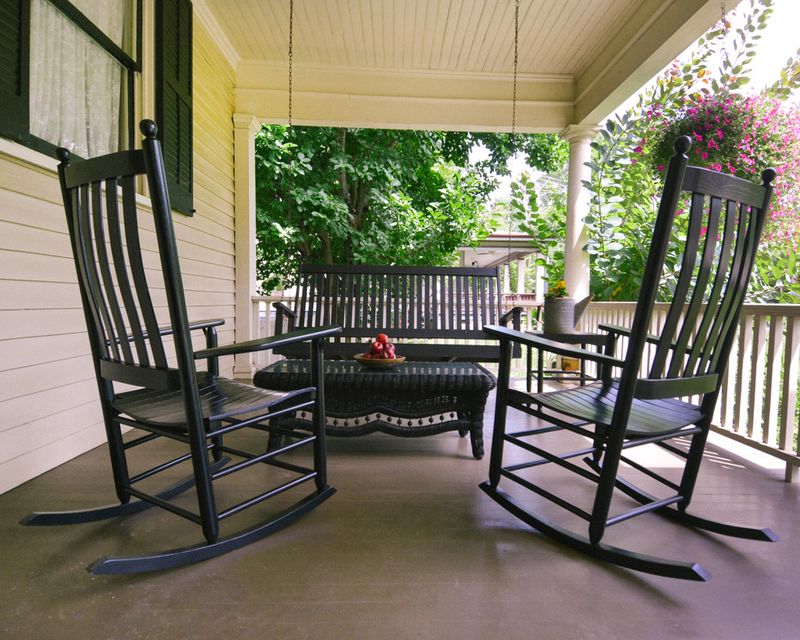 Mississippi Designers Share 6 Porch No-Gos And 8 Outdoor Favorites - Decor Hint Cozy Rocking Chairs