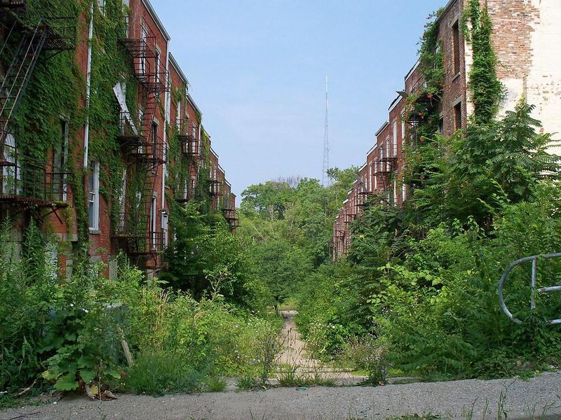 17 Industrial-Era Mansions In Ohio That Became Ghostly Reminders - Decor Hint The Glencoe-Auburn Place Row Houses (Cincinnati)