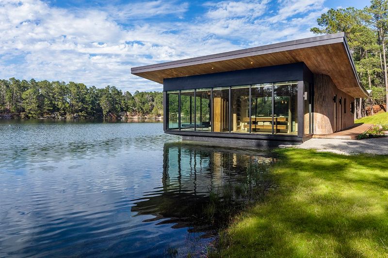 15 Modern House Design With An Amazing View - Decor Hint Lakefront Modern Cabin with Floor-to-Ceiling Windows