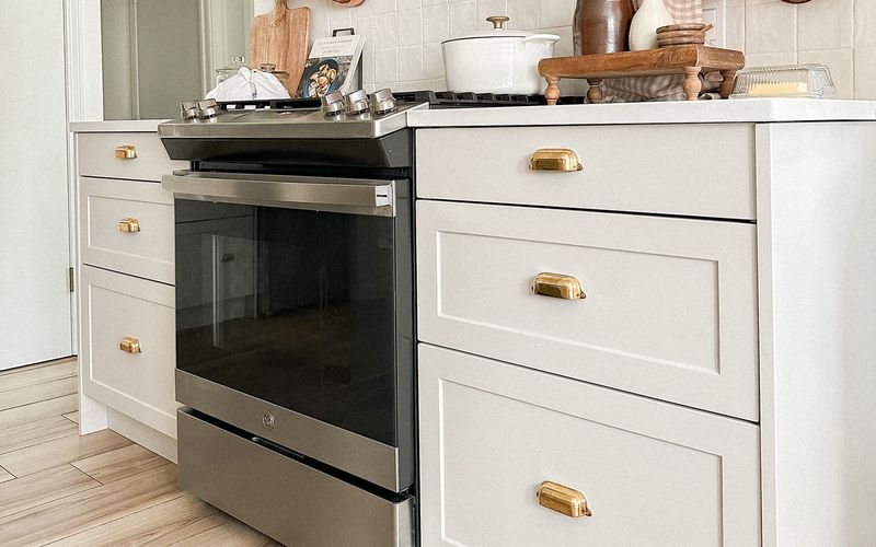 22 Items Designers Say Make Your Kitchen Look Cheap - Decor Hint Dated Cabinet Hardware