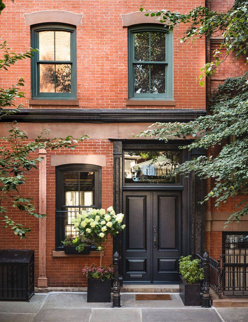 13 Fresh Urban Facade Ideas Spotted Around New York City Lofts - Decor Hint Painted Brick Accents