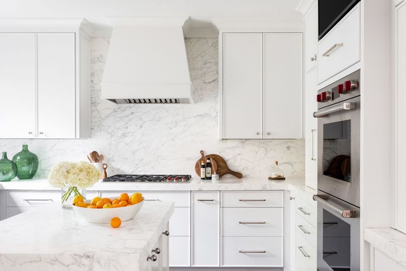 7 Decor Touches In Katy Homes Gaining New Fans And 5 That Always Stayed Stylish - Decor Hint Timeless White Kitchen Cabinets