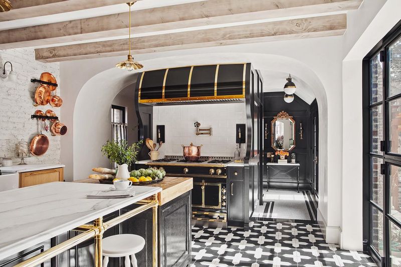 10 Features That Cheapen Your Colorado Kitchen (And 10 That Add Instant Class) - Decor Hint Architectural Vent Hood