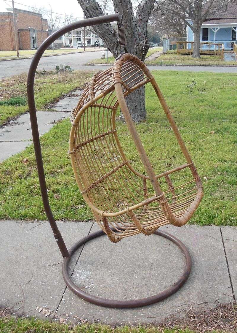 22 Retro Home Trends From The 1970s How Many Do You Remember - Decor Hint Hanging Egg Chairs