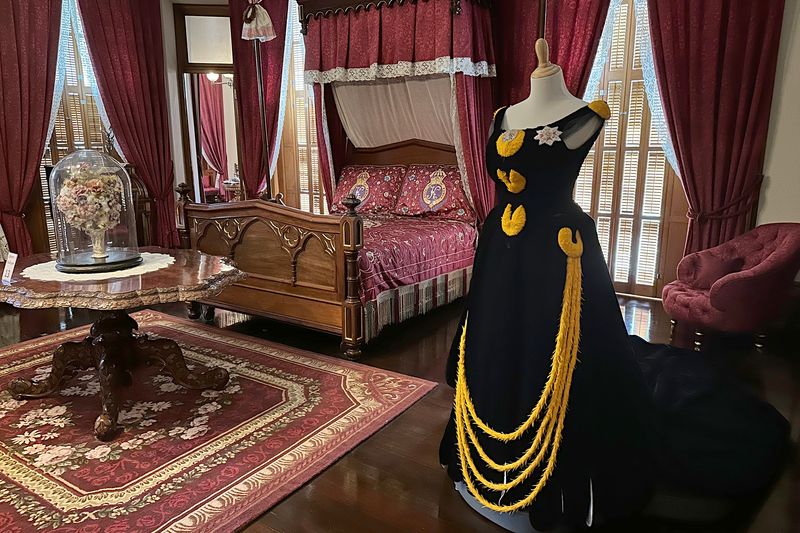 Visit Iolani Palace In The Heart Of Honolulu, Hawaii - Decor Hint Queen's Suite