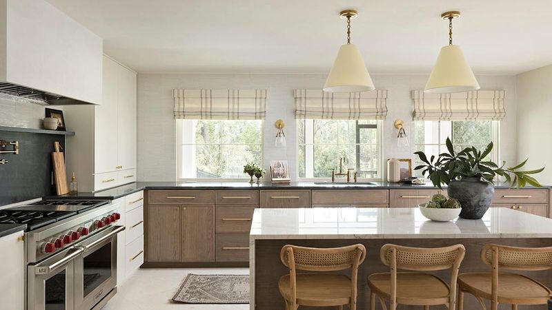 19 Differences Between A French Country Kitchen And An English Country Kitchen, Designers Explain - Decor Hint Window Treatment Styles