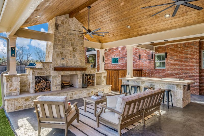 12 Bold Exterior Touches From Texas Ranches Gaining Popularity - Decor Hint Expansive Outdoor Living Rooms
