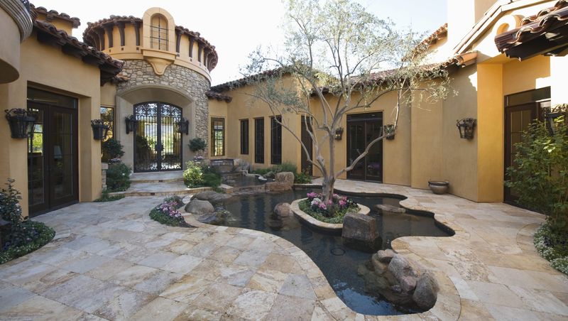 11 Forgotten Arizona Home Features That Are Making A Comeback - Decor Hint Courtyard Entryways With Shade