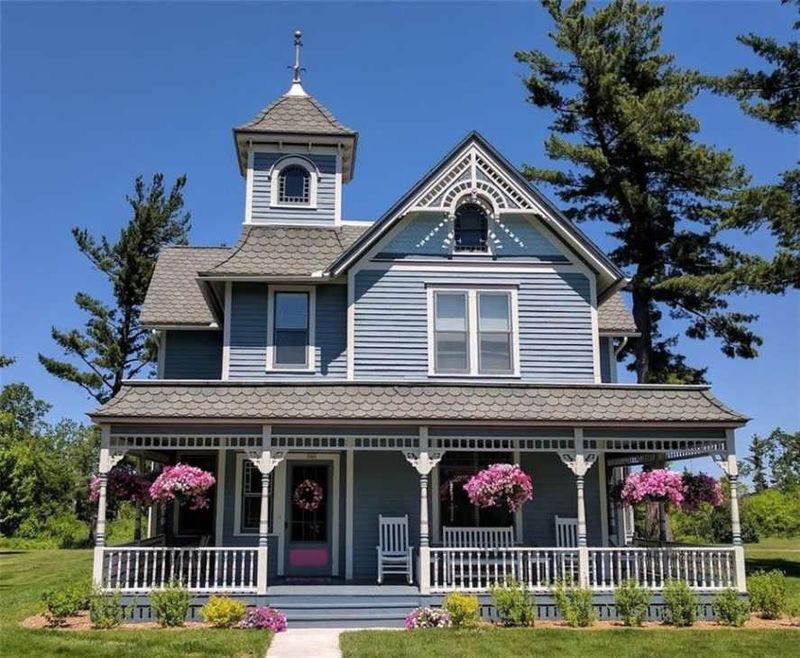 Wisconsin's Best-Kept Secrets, 8 Timeless Curb Appeal Styles - Decor Hint Traditional Midwest Farmhouses