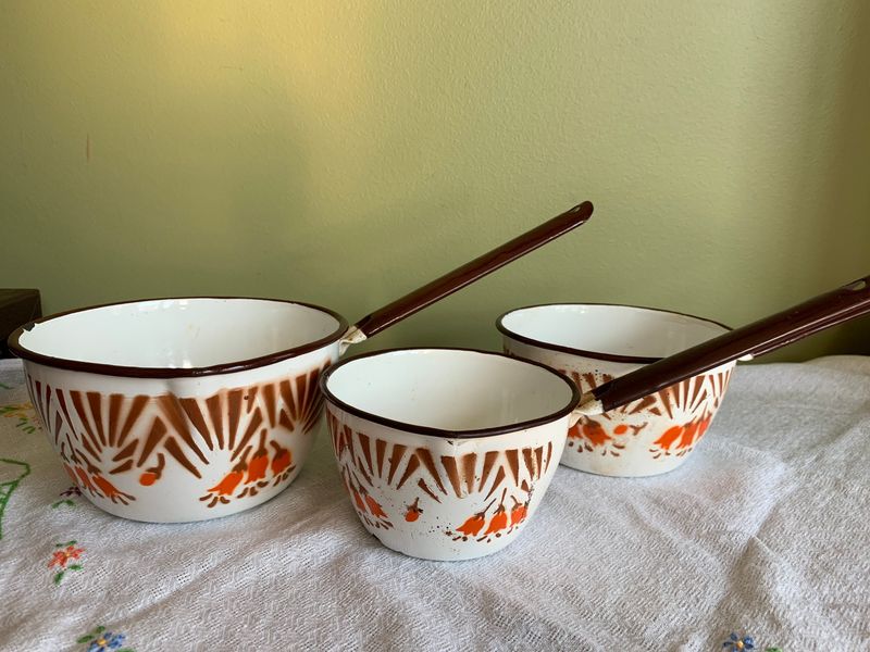 14 Reasons Why Antique Markets In Little Rock Keep Arkansas Style Forever In Vogue - Decor Hint Retro Kitchenware And Enamelware