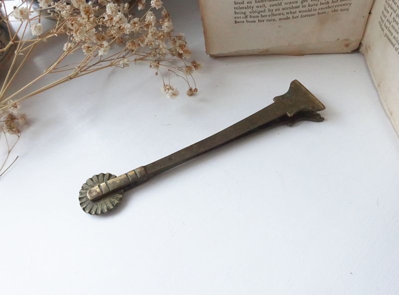 18 Things That Were Once Household Essentials Yet Now No One Knows What They're For - Decor Hint Pie Crimpers