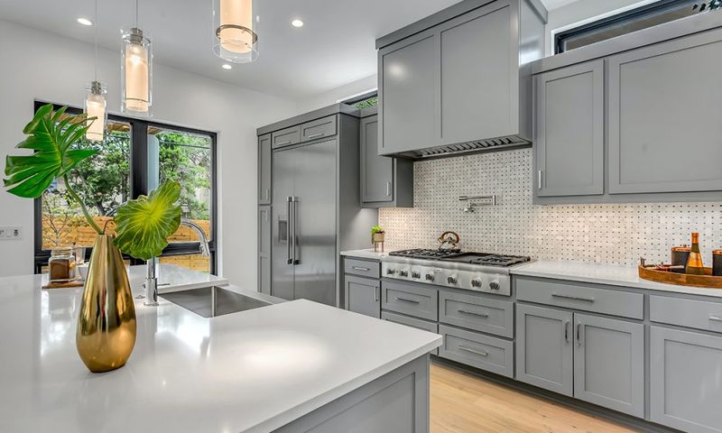 Designers Reveal 15 Kitchen 'Icks' That Are Dealbreakers For Georgia Buyers - Decor Hint Awkward Kitchen Layout