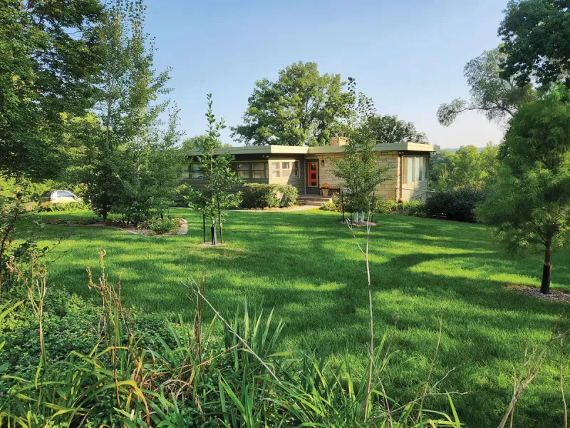 7 Kansas-Rooted Home Styles That Still Make A Lasting First Impression - Decor Hint Spacious Lawns In Ranch-Style Houses