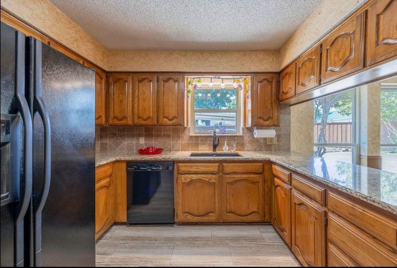 10 Earth-Toned Kitchens That Strike The Perfect Balance Between Modern & Timeless (Plus 10 That Are A Bad Choice) - Decor Hint Terracotta Used Excessively On Floors And Walls