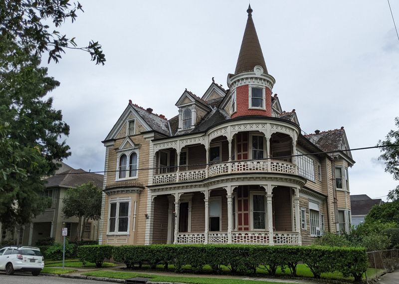 7 Time-Honored Curb Appeal Designs From Louisiana Neighborhoods - Decor Hint Victorian Ornamentation