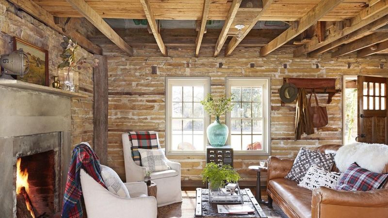 10 Living Room Layout Tricks That Just Work In Texas Houses - Decor Hint Leather Furniture Positioned For Longevity