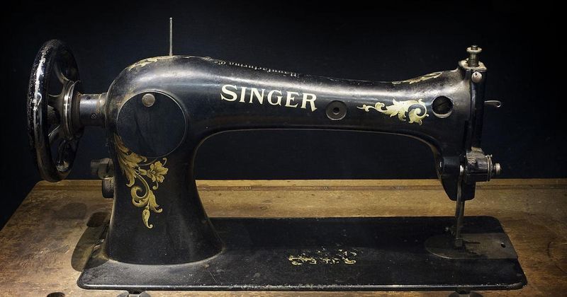 13 Maryland Family Heirlooms That Fell Flat In Value (And 4 Still Holding Strong) - Decor Hint Old Sewing Machines