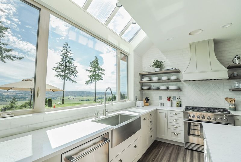 Homebuyer Reactions: 11 Kitchen Turnoffs - And 6 Features That Win Them Over - Decor Hint Ample Natural Light
