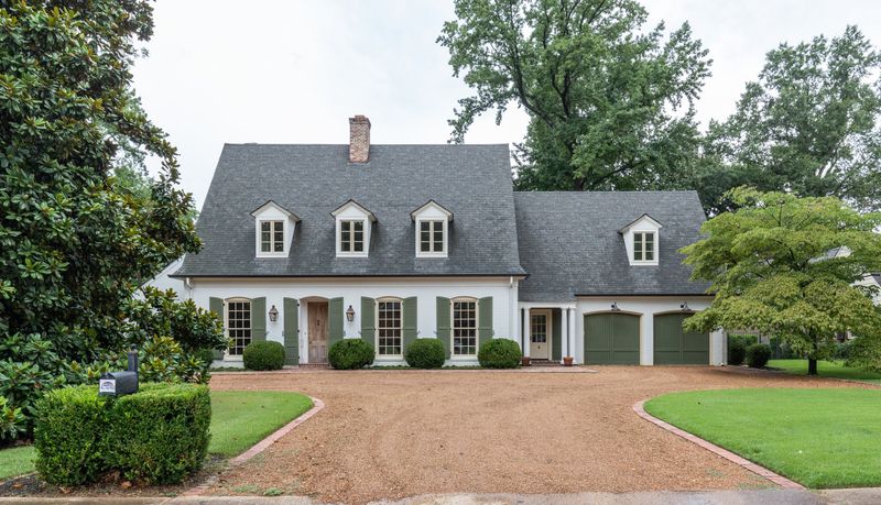 13 Southern-Ready Exterior Design Ideas Taking Over Mississippi Homes - Decor Hint Driveway Designs With Southern Flair