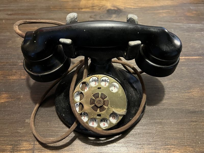 Thinking Of Selling Grandma's Antiques? Here Are 22 Things That Could Be Worth Thousands - Decor Hint Antique Telephones