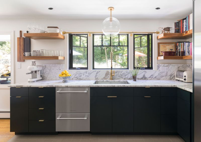7 Outdated Kitchen Trends Losing Steam In New York Homes (Plus 8 That Endure) - Decor Hint Large Single-Basin Sinks