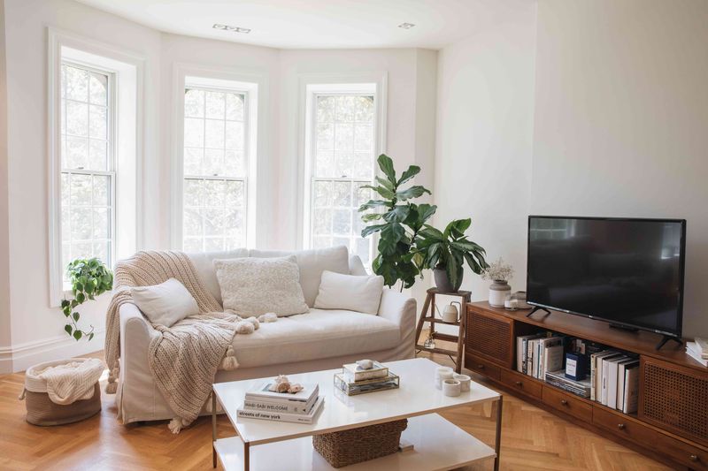Small Living Room Don'ts 13 Design Fails And The 'Fixes' That Make It Worse - Decor Hint 8ADy0v0S 0WRddOt - Decor Hint