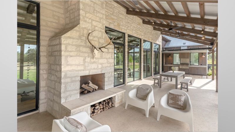 10 Timeless Decorating Styles You'll Still Find In Texas Homes - Decor Hint Hill Country Stone