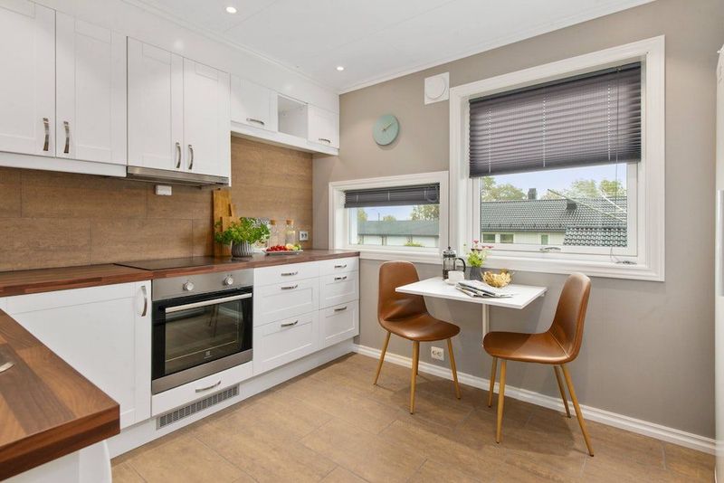 Winston‑Salem Kitchen Advice 6 Elements To Ditch For A More Elegant Look And 6 To Keep Instead - Decor Hint Simple Roller or Roman Shades (Keep)
