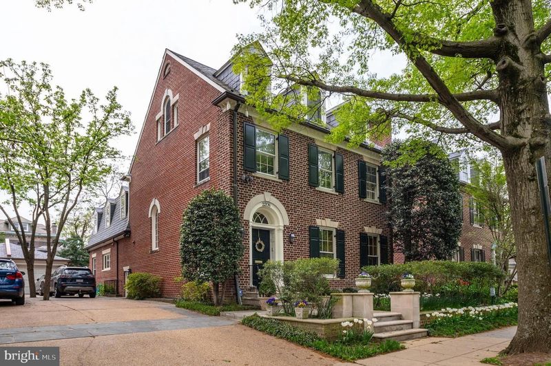 10 Classic Curb Appeal Styles From Historic Washington Streets That Might Not Age Well - Decor Hint Faux Colonial Shutters