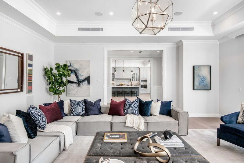 7 Sofa Colors Falling Out Of Style In Georgia, And 7 That Always Work - Decor Hint Charcoal Gray Delivers Reliability
