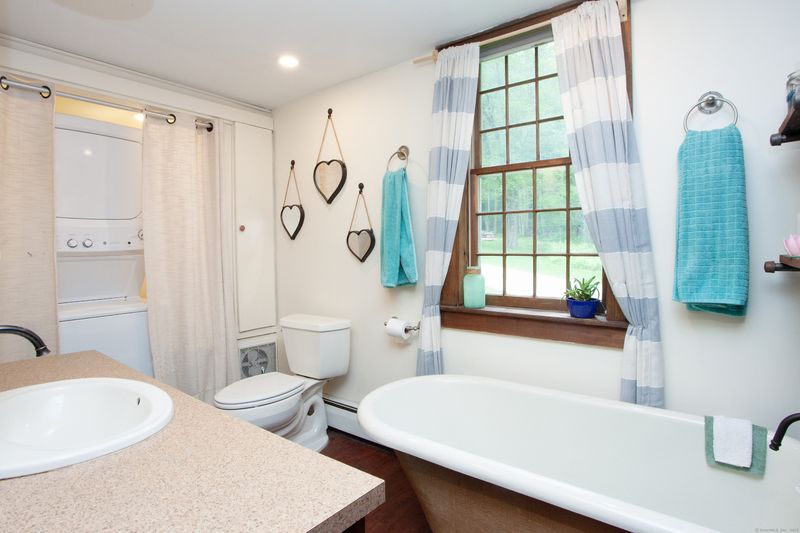 15 Photos Of A Lovely 1756 Miles Messenger House In Connecticut - Decor Hint Tastefully Updated Bathroom
