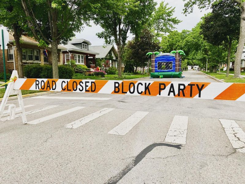 12 Outdoor Living Spots Common Throughout Chicago Neighborhoods - Decor Hint Block Party Streets