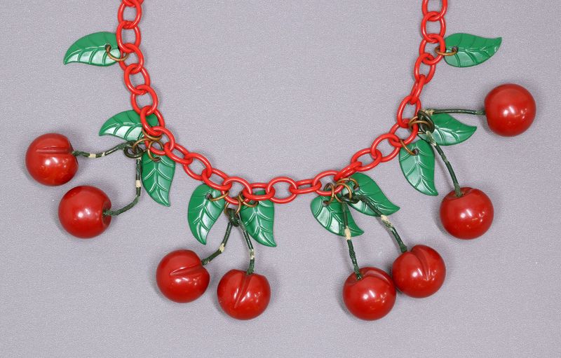 13 Antiques Increasing In Value At Florida Estate Sales In 2025 - Decor Hint Bakelite Accessories