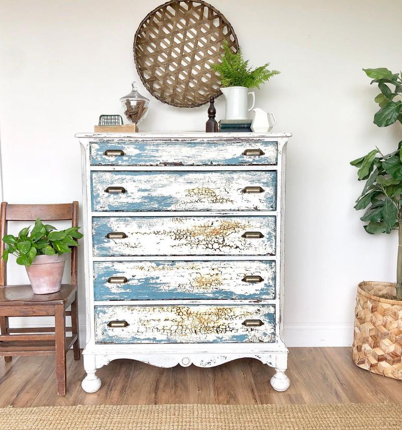 Austin Meets The South 12 Decor Features That Bring Regional Flair Indoors - Decor Hint Distressed Painted Finishes