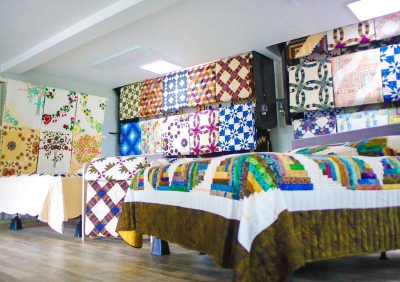 Discovering The Charm Of Cozy Small-Town Decor In Lancaster, Pennsylvania - Decor Hint Handmade Quilts That Tell Stories