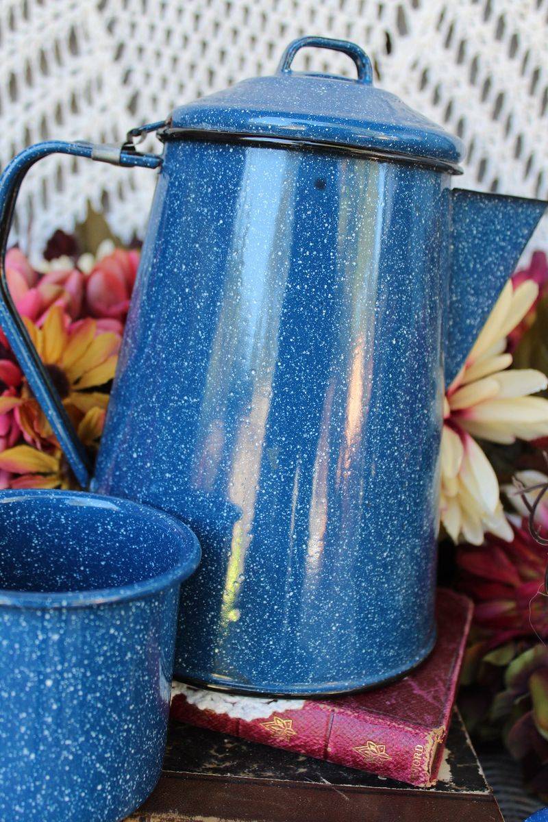 12 Cozy Washington Cabin Touches That Take You Back - Decor Hint Vintage Enamelware in the Kitchen