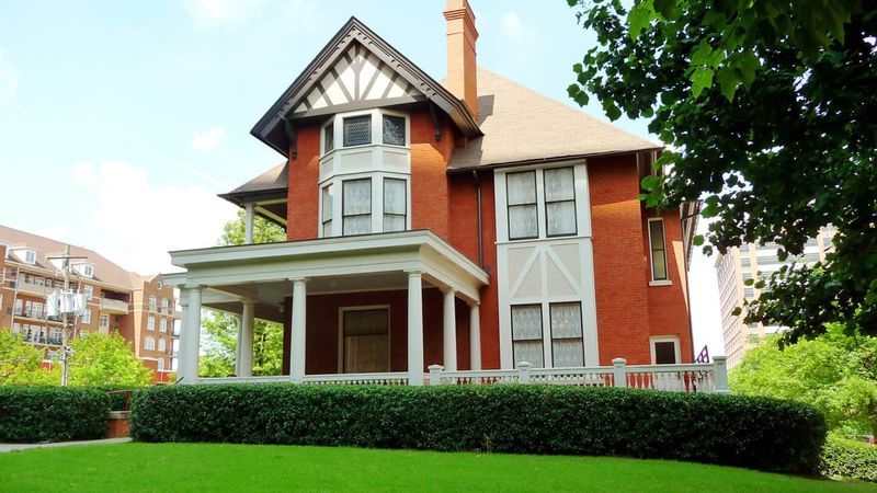 24 Historic Mansions In Georgia That Offer Glimpse Into The Grandeur Of Bygone Eras - Decor Hint Margaret Mitchell House – Atlanta