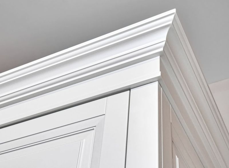 22 Traditional Kitchen Trends That Are Becoming More Popular In Modern Homes - Decor Hint Crown Molding