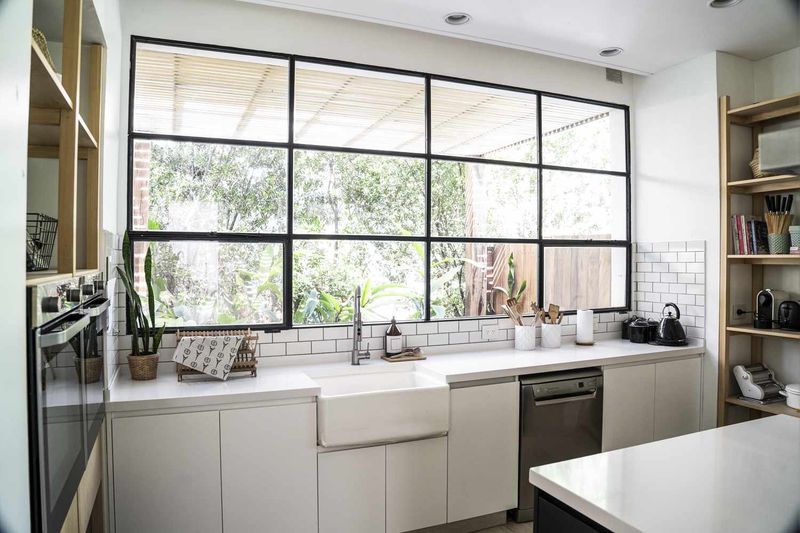 22 Traditional Kitchen Trends That Are Becoming More Popular In Modern Homes - Decor Hint Farmhouse Sinks