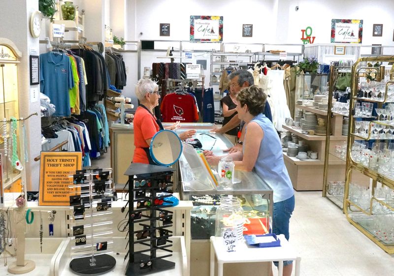 21 Ways To Shop At Thrift Stores Exactly Like Design Pros - Decor Hint Shop With a List, But Stay Flexible