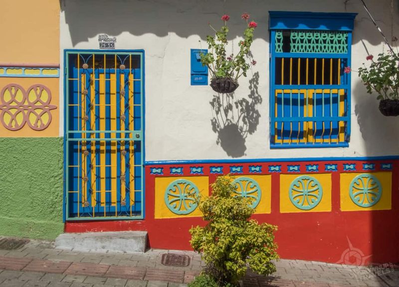 Guatapé's Zócalos Tell Stories In Color
