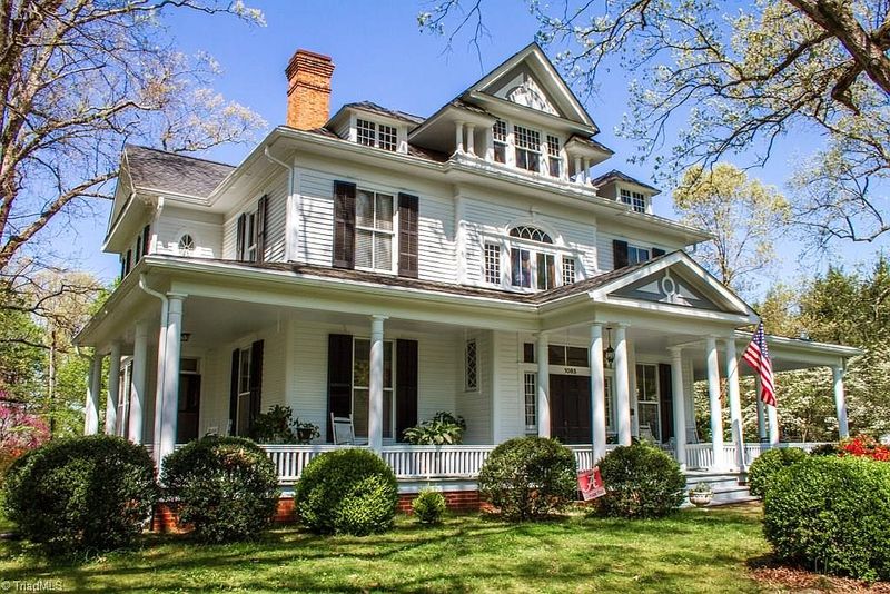 9 Front Yard Looks That Speak To North Carolina's Historic Roots - Decor Hint Classic Wraparound Porches with Columns
