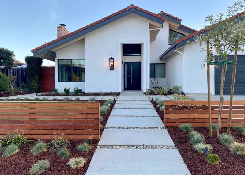 11 Stylish Desert-Ready Exterior Design Ideas Inspired By California Homes - Decor Hint White Stucco Walls With Reclaimed Wood Accents
