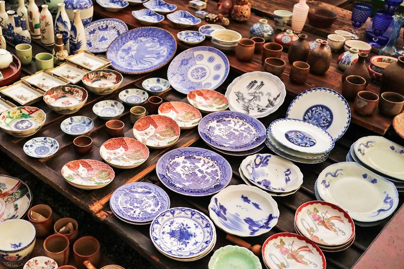 13 Maryland Family Heirlooms That Fell Flat In Value (And 4 Still Holding Strong) - Decor Hint Collector Plates