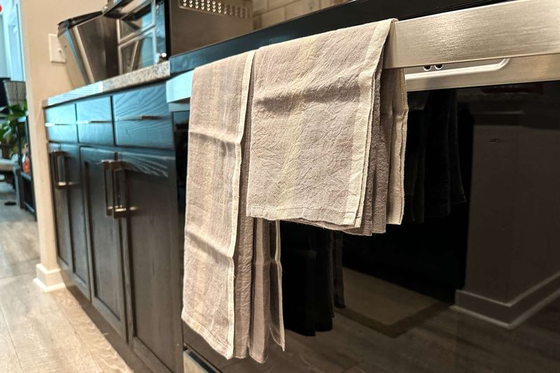 I've Seen These 10 Common Kitchen Items Crowd New York Homes And These 10 Transform Them Into Luxe Spaces - Decor Hint Old Dish Towels