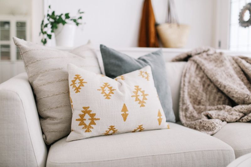 19 Game-Changing Home Styling Tricks You'll Wish You Knew Sooner - Decor Hint Swap out throw pillow covers—not the inserts