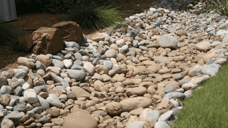 Desert Style Inside And Out: 10 Smart Ideas For Utah Yards And Entryways - Decor Hint Gravel River Beds