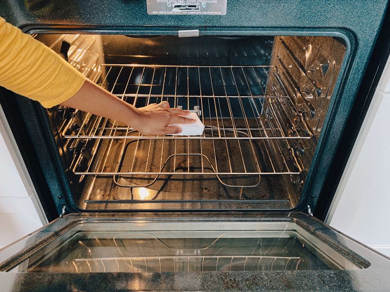 The Lazy Cook's Guide To Cleaning Filthy Oven Racks With 10 Tips - Decor Hint Minimal Scrubbing Tips