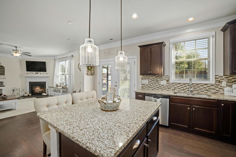 What Not To Keep: 5 Items That Undermine Style In Texas Kitchens (Plus 5 To Add) - Decor Hint Busy, Speckled Granite Countertops